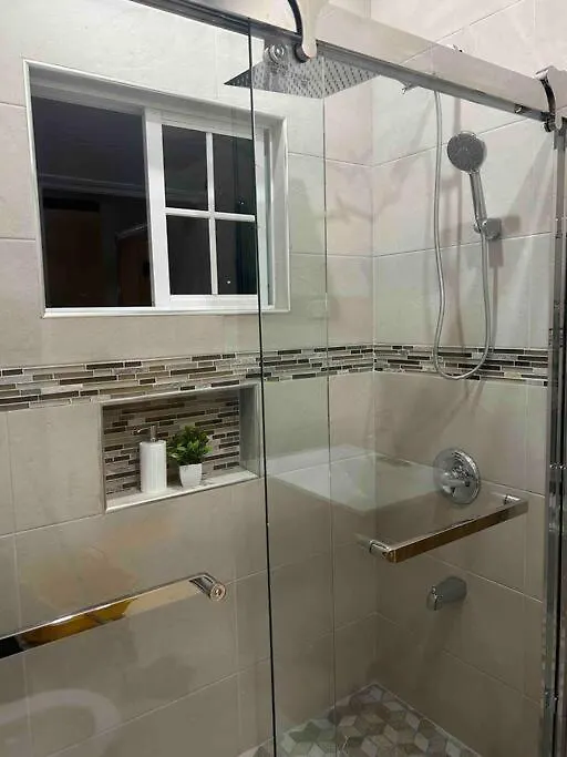 The Rest Stop- Upstairs/24Hr Security/5 Miles Mbj Montego Bay Apartment